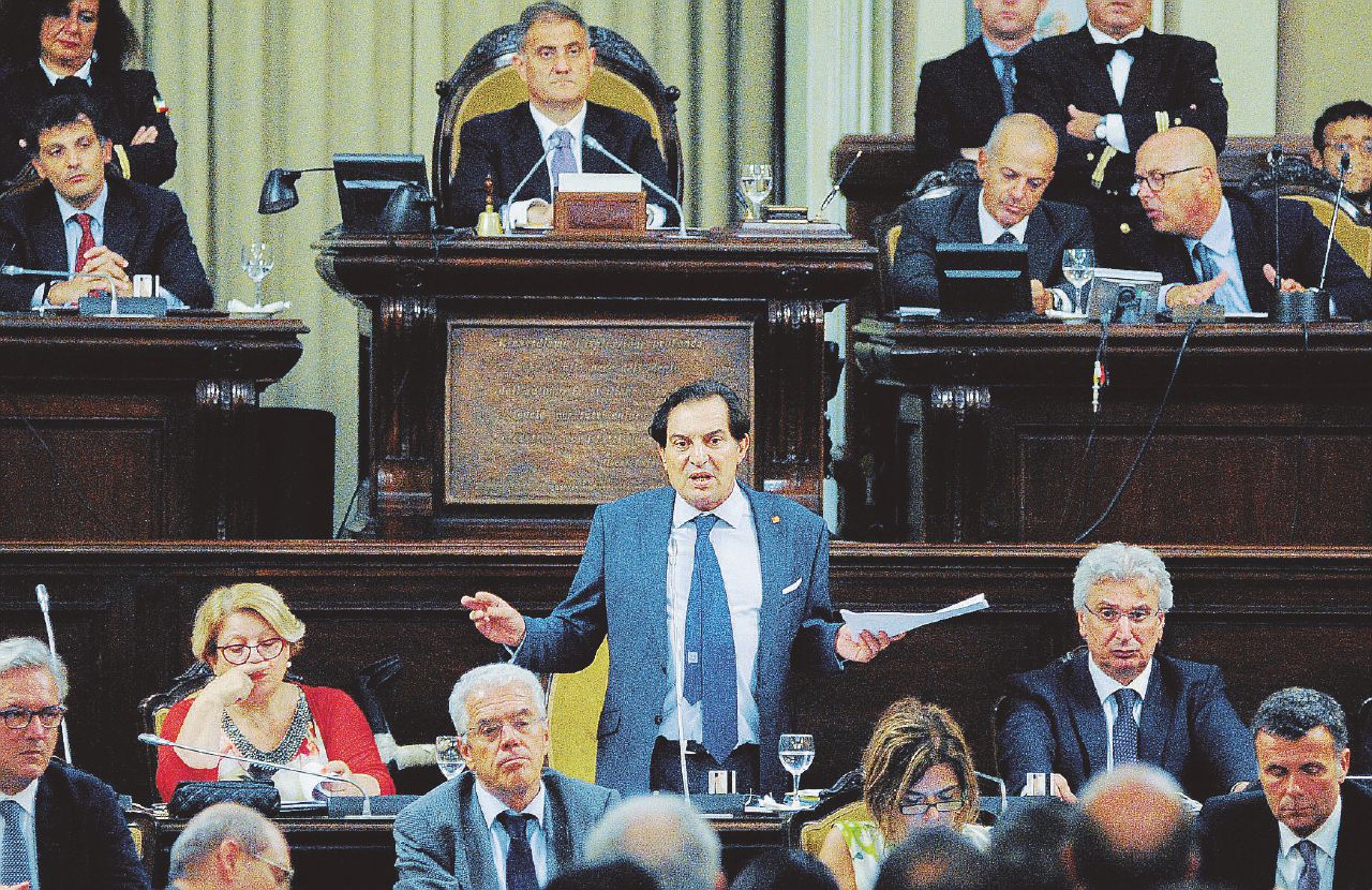 Il governatore Rosario Crocetta durante un intervento in Assemblea regionale siciliana - LaPresse Palermo: lo strano caso dei palazzi venduti, affittati e ricomprati dalla Regione Siciliana