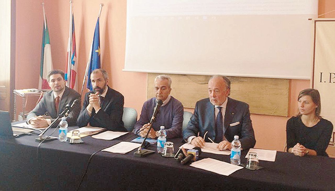 Con i legali - Al centro, Roberto Romeo con gli avvocati Renato Ambrosio (destra) e Stefano Bertone - Ansa “Tumore da telefonino”. Il conto lo paga l’Inail