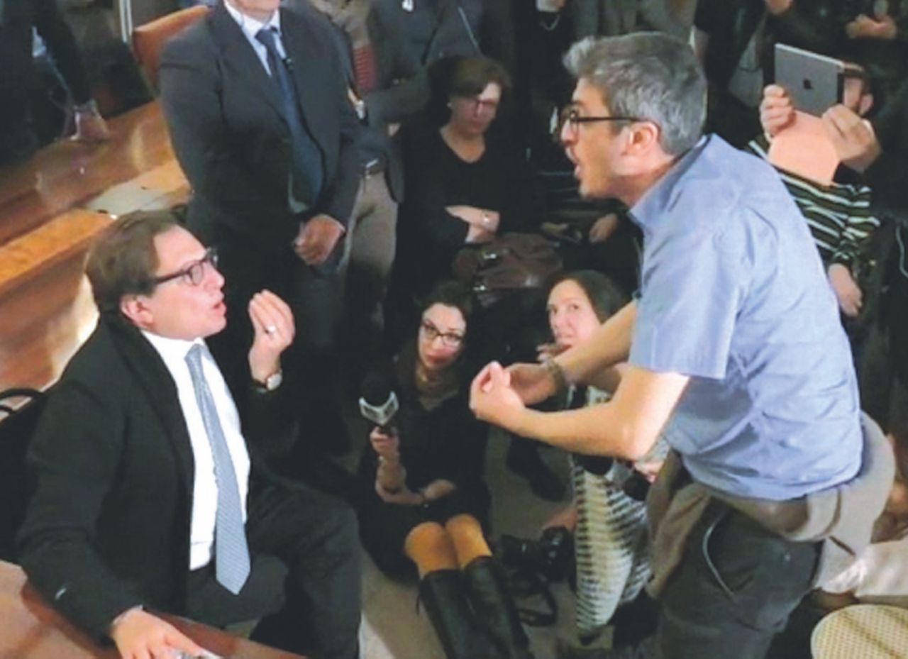 Toglie ai vecchi per dare ai disabili: Crocetta Hood Toglie ai vecchi per dare ai disabili: Crocetta Hood