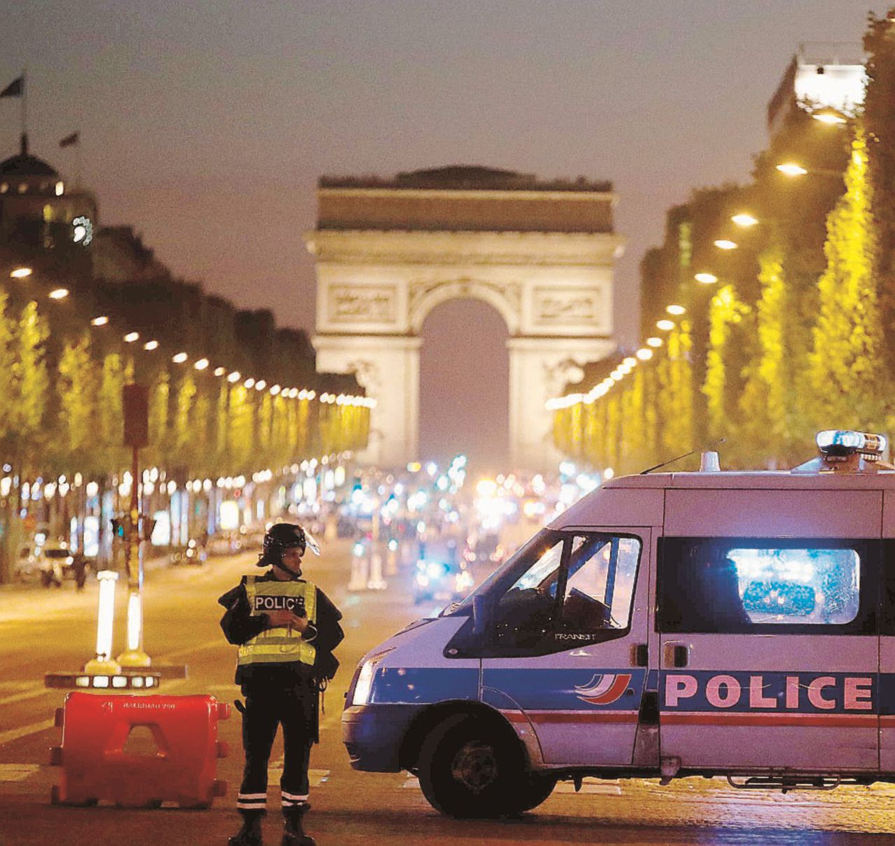 Spari nel cuore di Parigi, la paura domina le urne Spari nel cuore di Parigi, la paura domina le urne