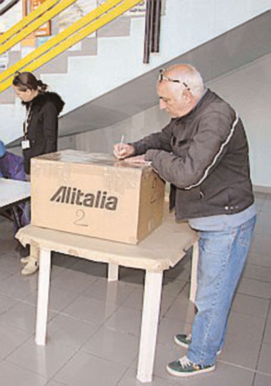 Alitalia, lavoratori al voto. Per Unicredit perdita di 500 milioni Alitalia, lavoratori al voto. Per Unicredit perdita di 500 milioni