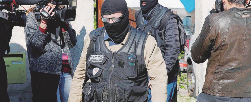 La polizia nella casa del terrorista ucciso - Reuters L’esercito di latta dell’antiterrorismo e le urne di paura