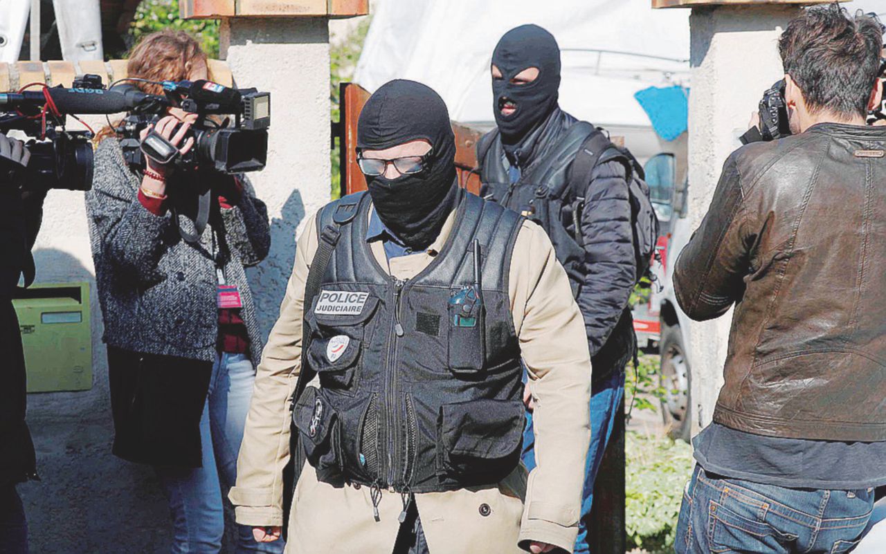 La polizia nella casa del terrorista ucciso - Reuters L’esercito di latta dell’antiterrorismo e le urne di paura