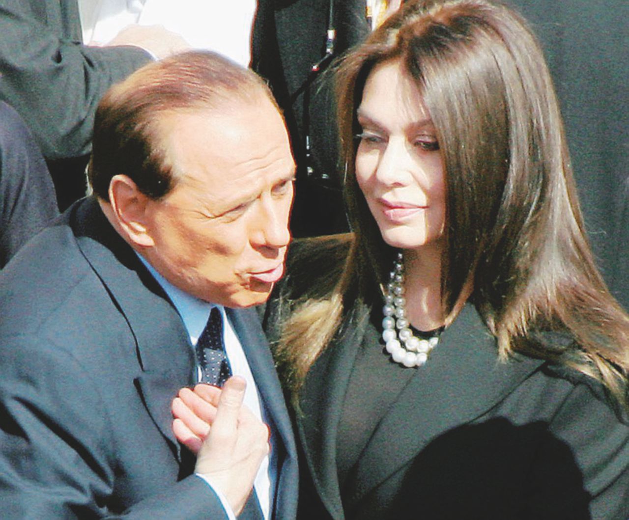 Copertina di Berlusconi non paga, Veronica si vendica: pignorati i conti correnti per 20 milioni