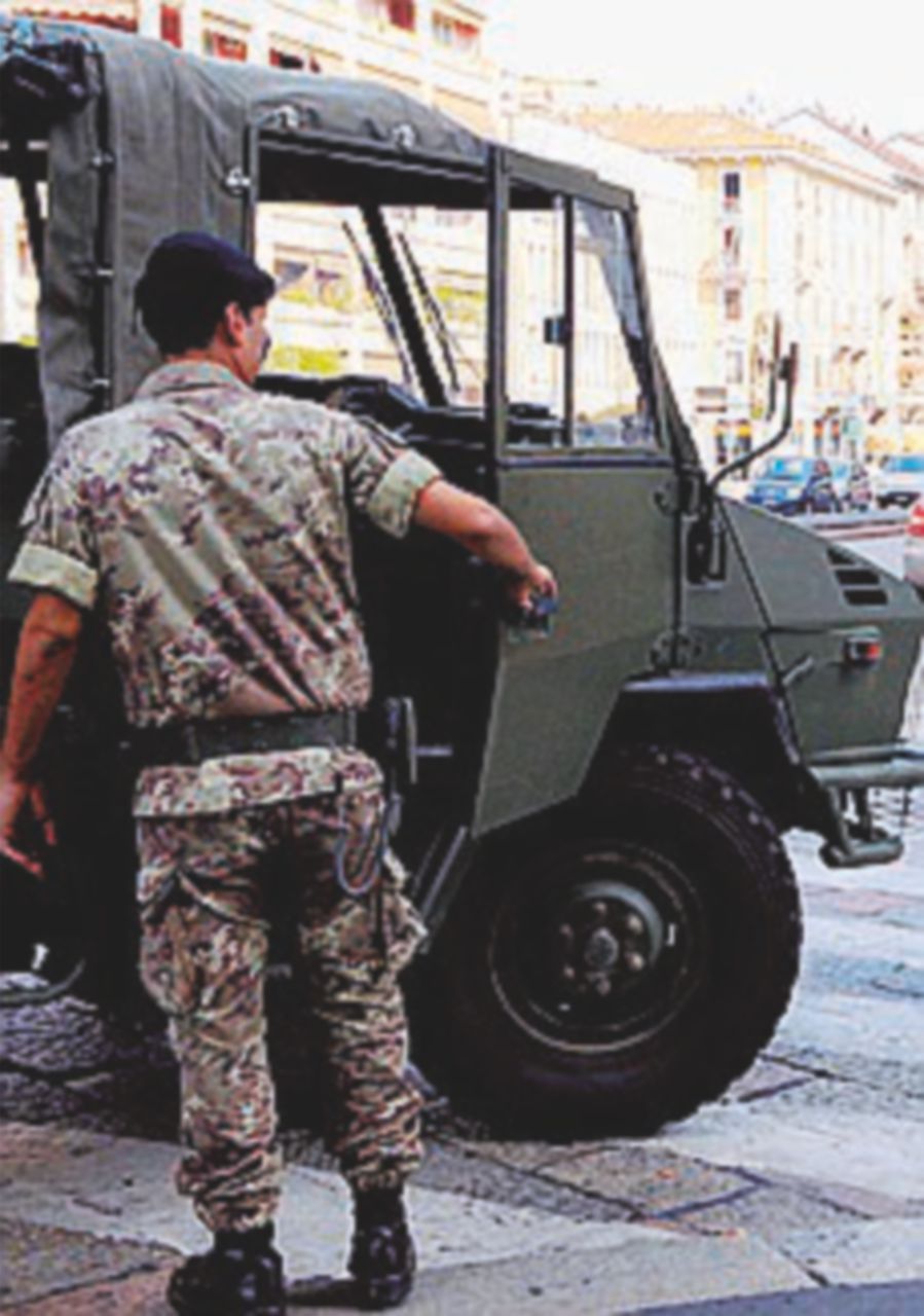 Profugo aggredisce militare e tenta di rubargli il fucile Profugo aggredisce militare e tenta di rubargli il fucile