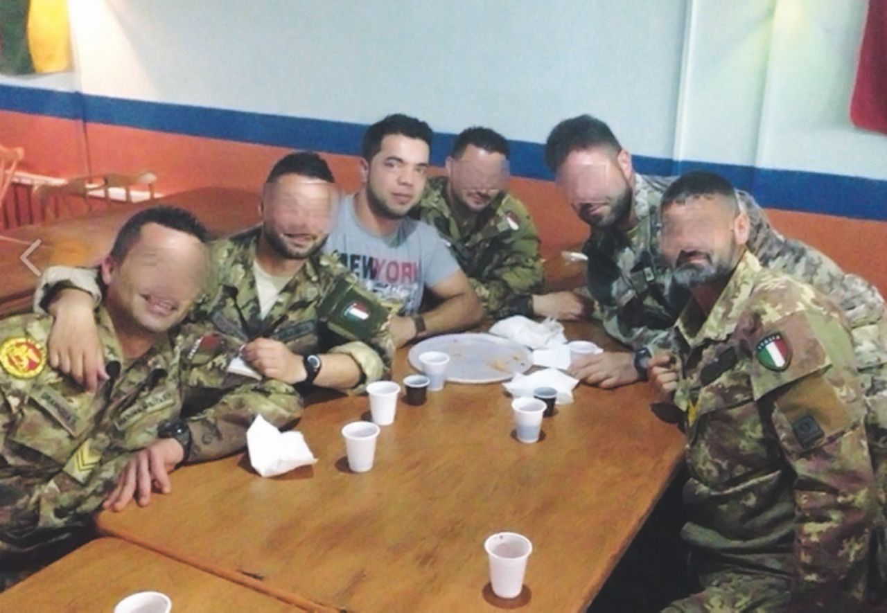 Ali Mohamed Bafaiz con un gruppo di militari italiani in Afghanistan. “Il riciclatore talebano era accreditato dai Servizi”