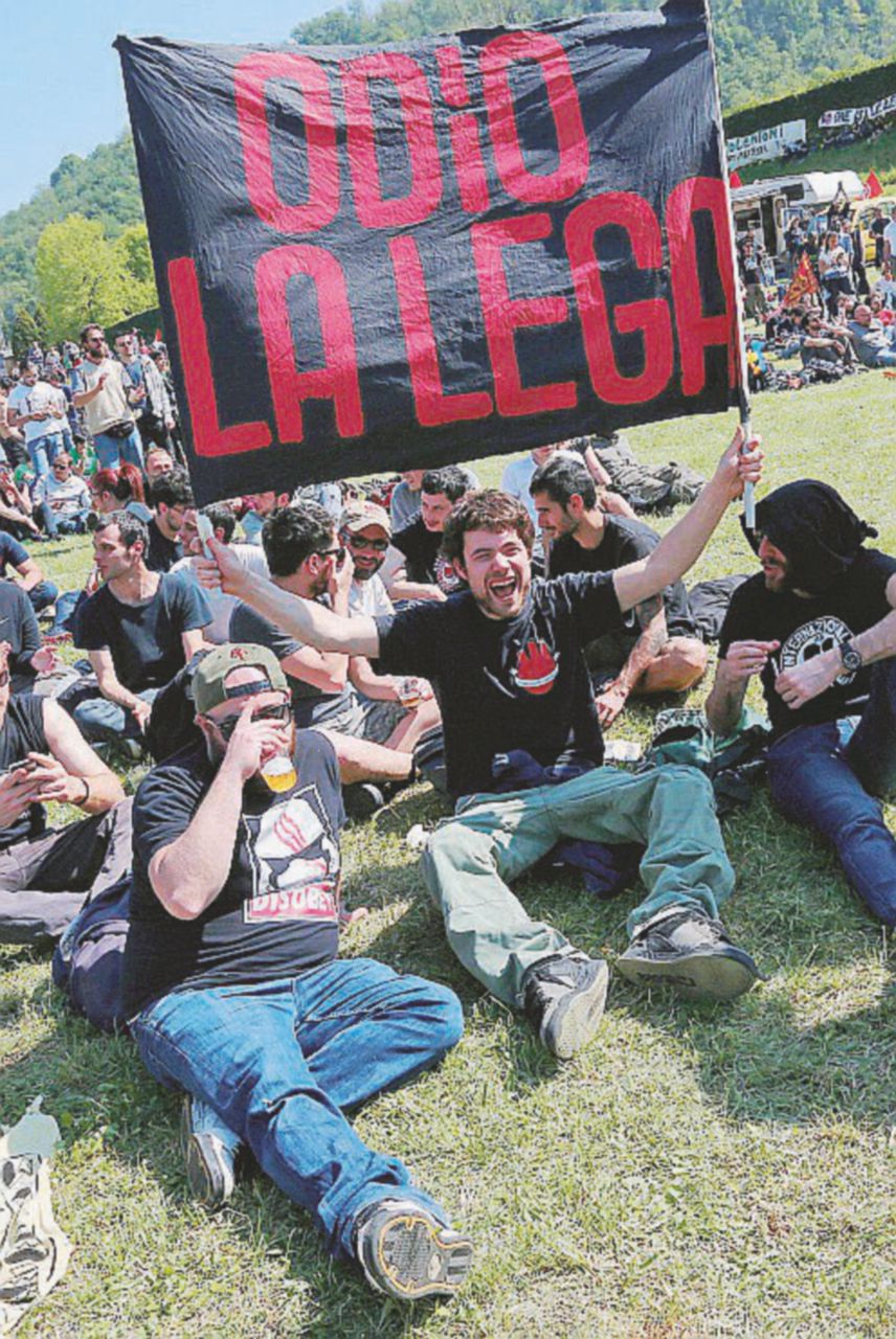 Sul prato - Il concerto organizzato dai centri sociali napoletani in un prato vicino a quello utilizzato da anni per i raduni della Lega Nord - Ansa I napoletani sbarcano al Nord e mezza Pontida sta con loro