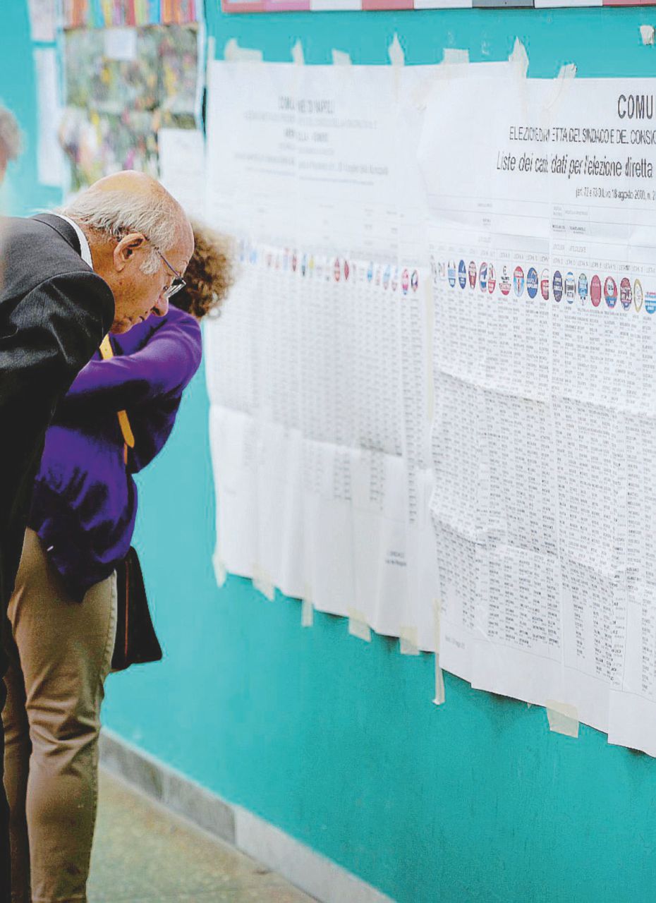 Copertina di Comuni al voto: alleanze strambe e addio primarie