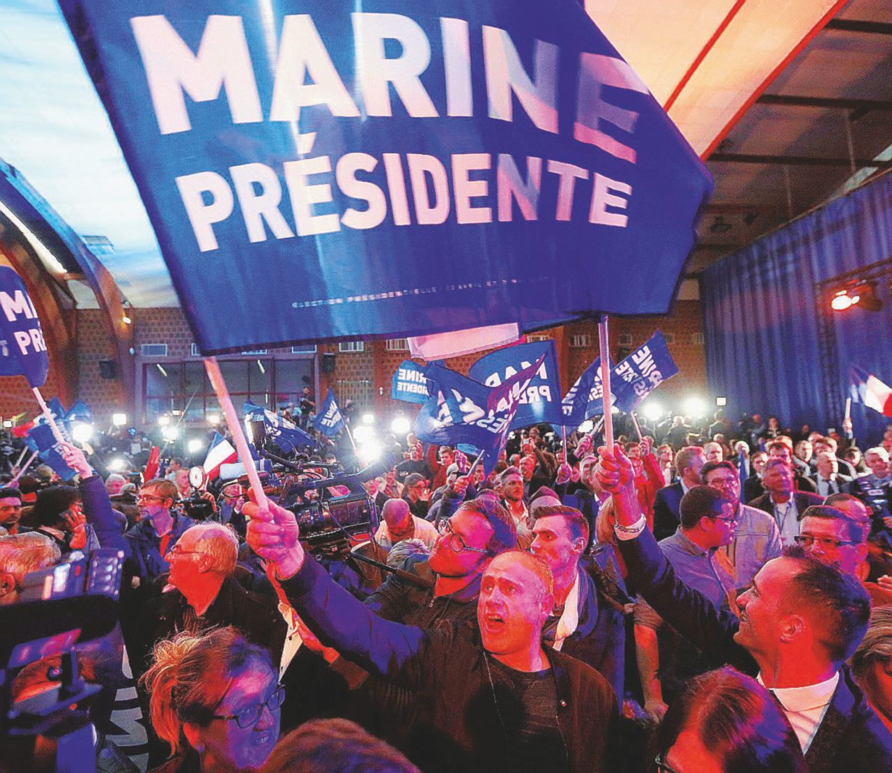 Appello ai patrioti - La gioia dei supporter del Front National nel nord della Francia - Ansa Il derby “populista”: Mme anti-Europa e il nuovo volto chic