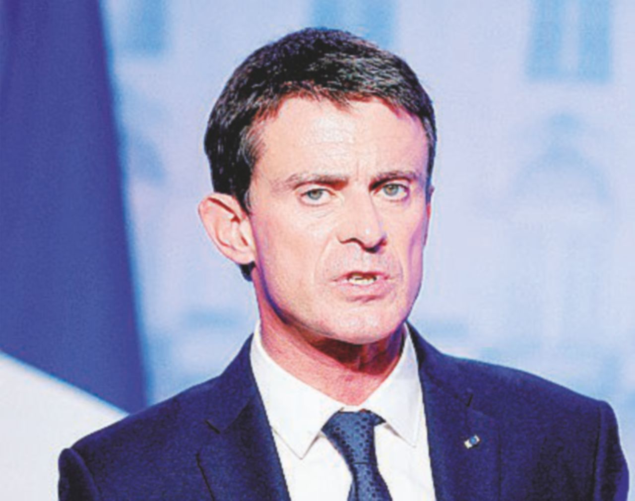 Ex banchiere. Macron a un comizio e il premier Manuel Valls - Ansa En Marche! a passo di corsa. Tanti fan, enigma candidati