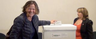 Copertina di Primarie Pd, il premier Paolo Gentiloni al seggio per votare: “Però restituitemi la moglie”