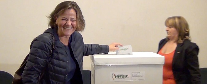 Copertina di Primarie Pd, il premier Paolo Gentiloni al seggio per votare: “Però restituitemi la moglie”