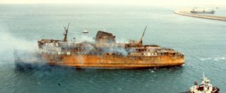 Copertina di Moby Prince, la nave deviò dalla rotta per una “turbativa”. La manovra eroica del capitano per disincagliare il traghetto