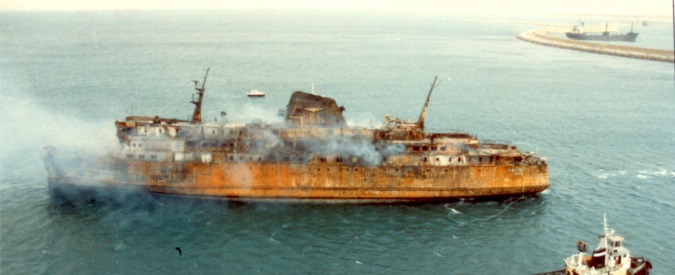 Moby Prince, la nave deviò dalla rotta per una “turbativa”. La manovra eroica del capitano per disincagliare il traghetto