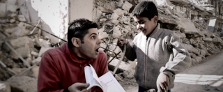 Copertina di Siria. Il Pimpa, il clown italiano che incanta i bambini di Aleppo: “Per loro faccio sparire la guerra con la mia  magia”