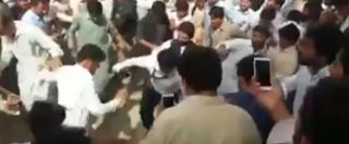 Copertina di Pakistan, studente accusato di blasfemia linciato dai compagni di università: la furia del branco