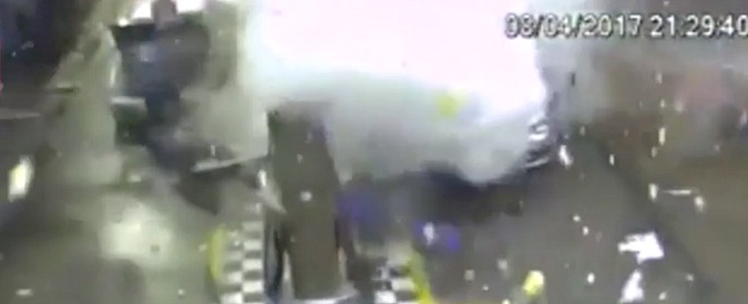 Copertina di Il serbatoio è troppo pieno, l’auto a Gpl esplode sotto l’occhio della telecamera: un morto e tre feriti al distributore