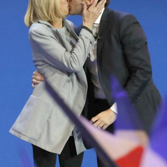 Emmanuel Macron, dalla prof-moglie Brigitte Trogneux ai rumors sulla doppia vita gay: la vita privata tra favola e gossip