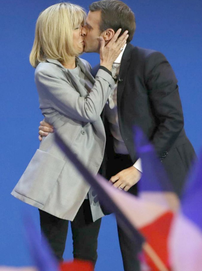Copertina di Emmanuel Macron, dalla prof-moglie Brigitte Trogneux ai rumors sulla doppia vita gay: la vita privata tra favola e gossip