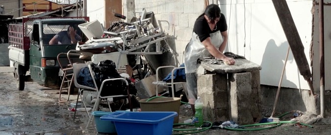 Copertina di Italiani, 53mila vivono in baracche, cantine, automobili. Questa sera su Sky il docufilm “Baraccopolis”