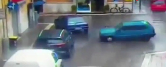 Copertina di Bari, l’incidente catturato dalle telecamere di sicurezza: l’automobilista non frena e va dritto nel negozio