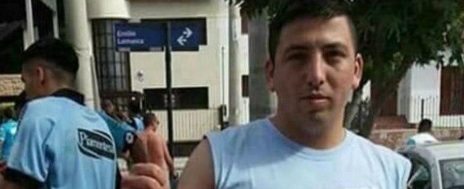 Argentina, gettano tifoso dagli spalti durante la partita: “Aveva riconosciuto l’assassino del fratello”