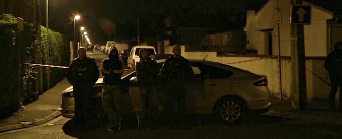 Copertina di Parigi, blitz a casa del killer. Parla il vicino: “Era solitario, mai visto in moschea”