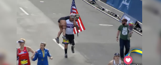 Copertina di La sua guida è stanca, lui se la carica in spalla e taglia il traguardo. Il gesto del veterano alla maratona è da applausi