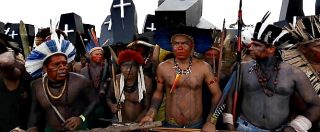 Copertina di Brasile, archi e frecce contro gas lacrimogeno. La protesta degli indigeni per le riserve dell’Amazzonia