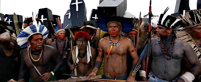 Copertina di Brasile, archi e frecce contro gas lacrimogeno. La protesta degli indigeni per le riserve dell’Amazzonia
