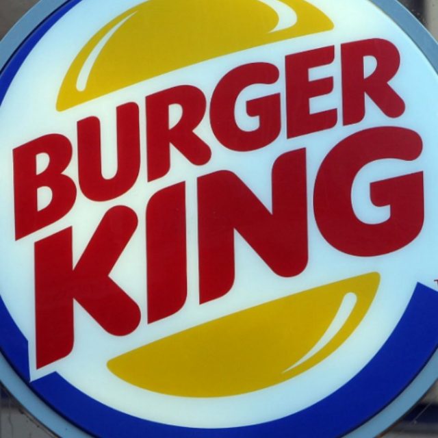 Burger King vs Google, lo spot della catena di fast food fa arrabbiare il colosso hi-tech (VIDEO)