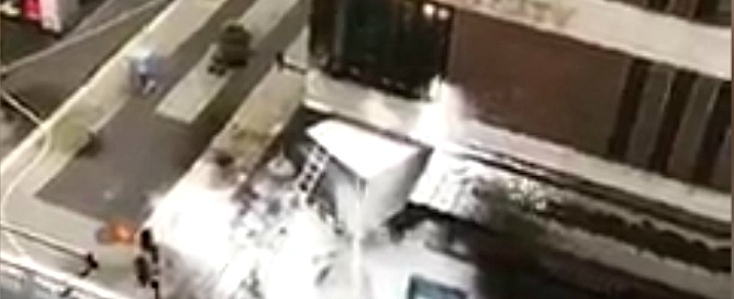 Copertina di Attentato Stoccolma, il camion si schianta e prende fuoco davanti al centro commerciale