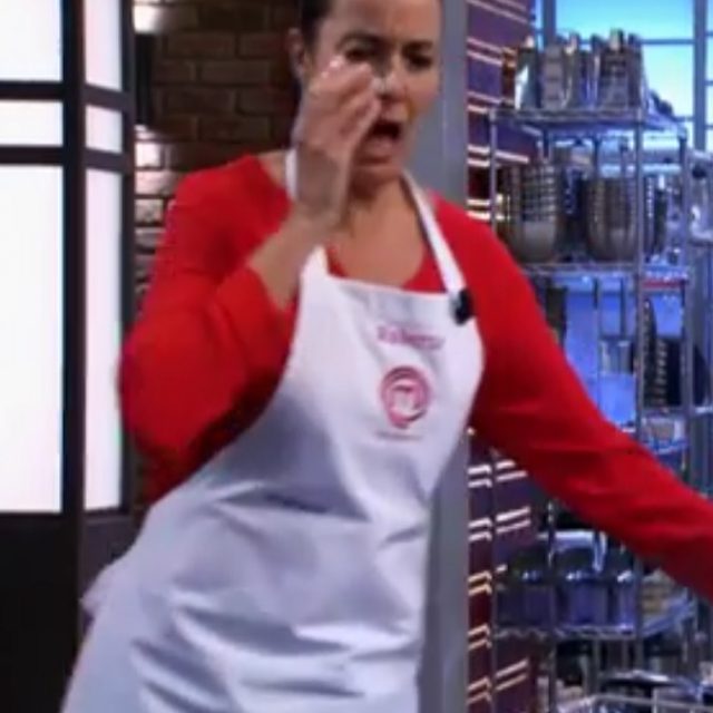 Celebrity MasterChef, la vincitrice è Roberta Capua (nonostante la cozza che le è esplosa in faccia) – VIDEO