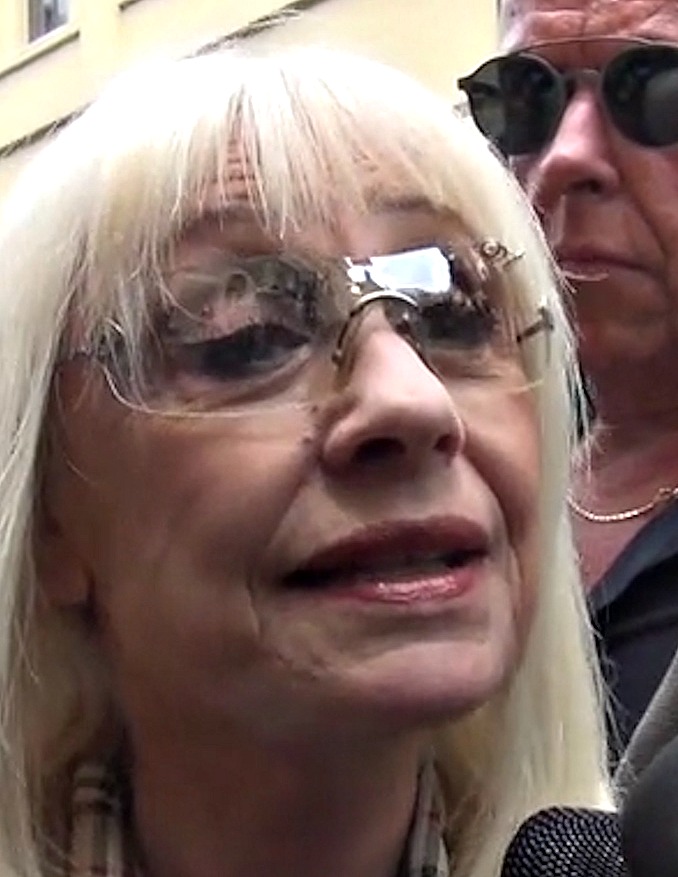 Copertina di Boncompagni, l’addio di Raffaella Carrà tra le lacrime: “Mi porterò dietro l’uomo, abbiamo riso fino all’ultimo”