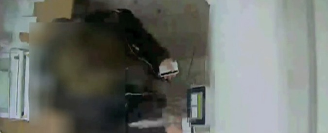 Copertina di Furbetti del cartellino, 20 indagati a Cosenza. Medici e infermieri timbravano e andavano al bar o da parenti