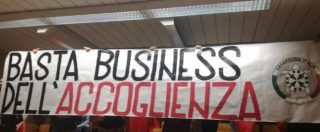 Copertina di Monza, l’irruzione di Casapound in consiglio comunale: “Basta profughi. Italiani estranei in casa loro”