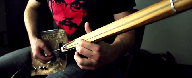 Copertina di Suonare heavy metal con una pala da lavoro? Si può e questo musicista ve lo dimostrerà