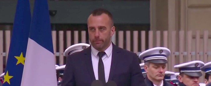 Copertina di Attentato Parigi, il compagno dell’agente ucciso sugli Champs Elysees: “Soffro senza odio”