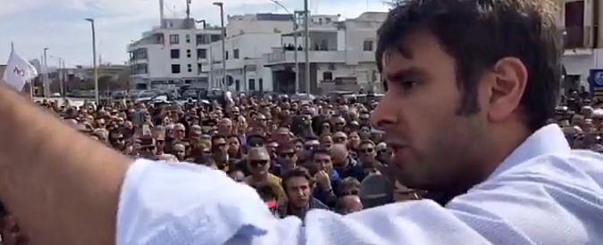Copertina di NoTap, Di Battista a San Foca: “Non esiste un Pd buono. Col M5S al governo blocchiamo il progetto in 15 giorni”