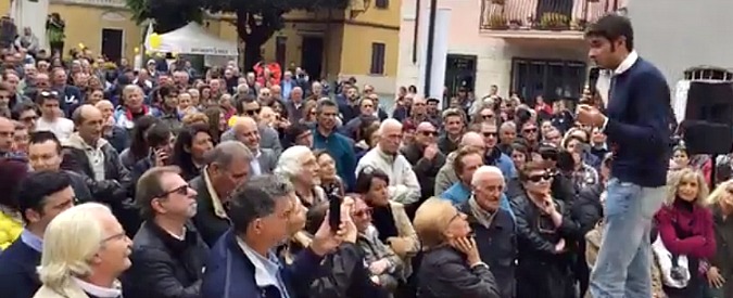 Copertina di M5S, Di Battista: “Noi avremo anche qualche problema con il congiuntivo, loro però con la condizionale”