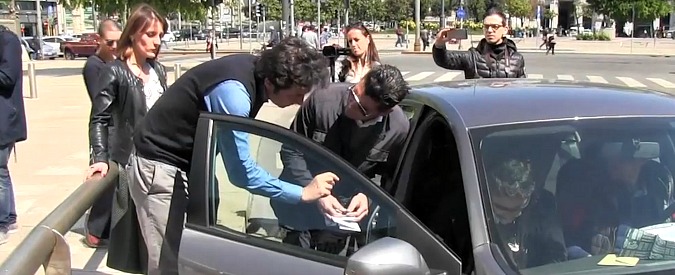 Copertina di Milano, Radicali distribuiscono semi di Cannabis davanti alla stazione Centrale. Cappato identificato dalla Polizia