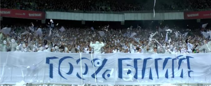 Copertina di Ucraina, pantomima razzista allo stadio. Ultras come il Ku-Klux-Klan: “100% bianchi”