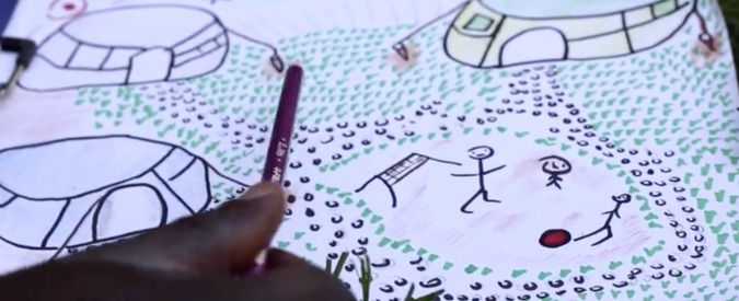 Copertina di Migranti, dopo il viaggio c’è l’attesa. Lamin disegna il logorio dei richiedenti asilo