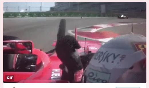 Vettel mostra dito medio a Massa