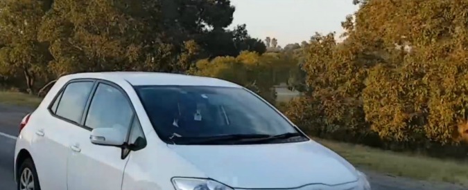 Copertina di Follia al volante: ecco cosa combina questa donna in autostrada (ma non imitatela)