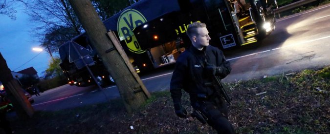 Attentato contro il Borussia Dortmund, arrestato presunto islamista per l’attacco al bus: “Punte metalliche nelle bombe”