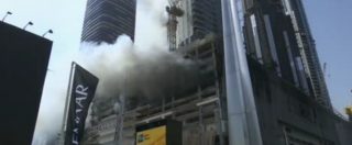 Copertina di Dubai, brucia un grattacielo in centro. L’incendio vicino alla torre in fiamme a Capodanno 2015