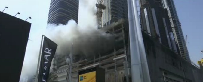 Copertina di Dubai, brucia un grattacielo in centro. L’incendio vicino alla torre in fiamme a Capodanno 2015
