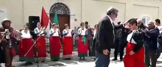 Copertina di Michele Emiliano balla in piazza ma si fa male. E pubblica il video: “Forse rotto tendine d’Achille”
