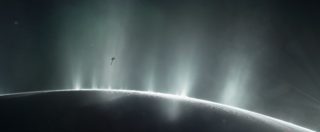 Copertina di Nasa, geyser cosmici negli oceani sommersi di due lune di Saturno e Giove: “Possibili tracce di vita microbica”